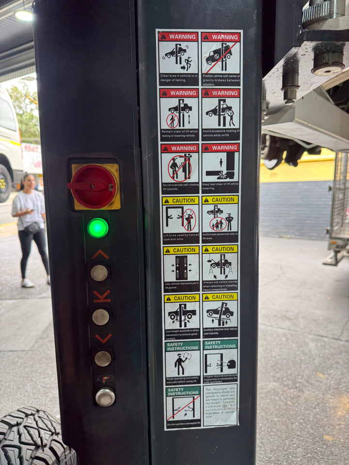 TITAN TERRAIN 4.5 TONNE 2-POST CAR HOIST