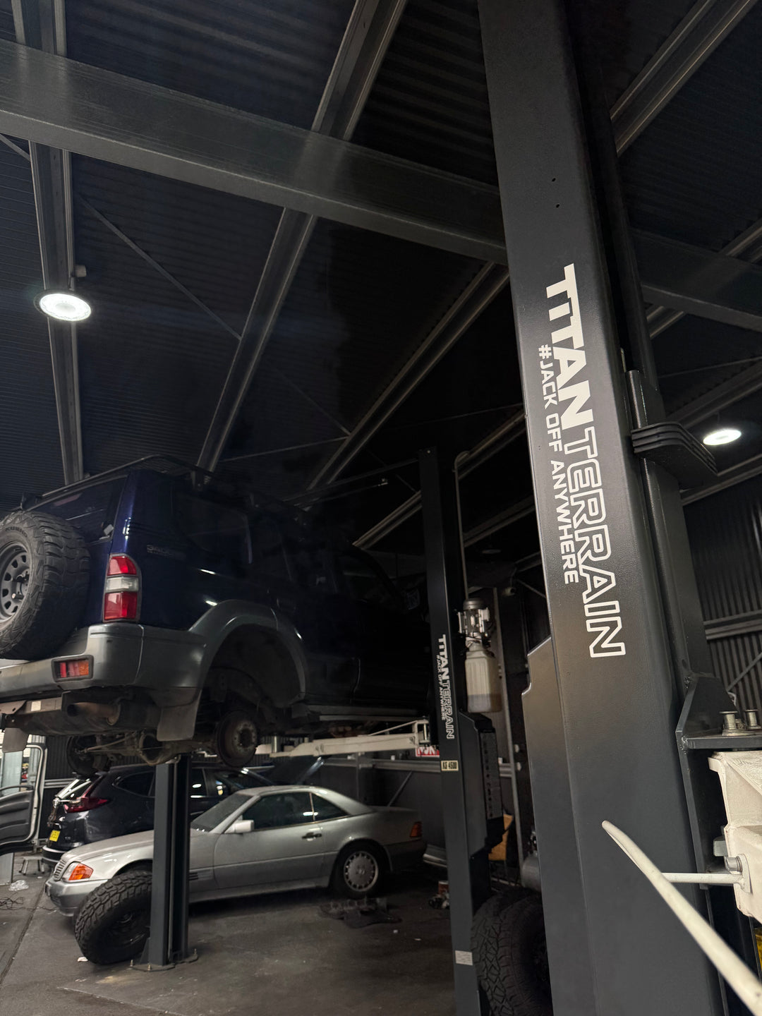 TITAN TERRAIN 4.5 TONNE 2-POST CAR HOIST