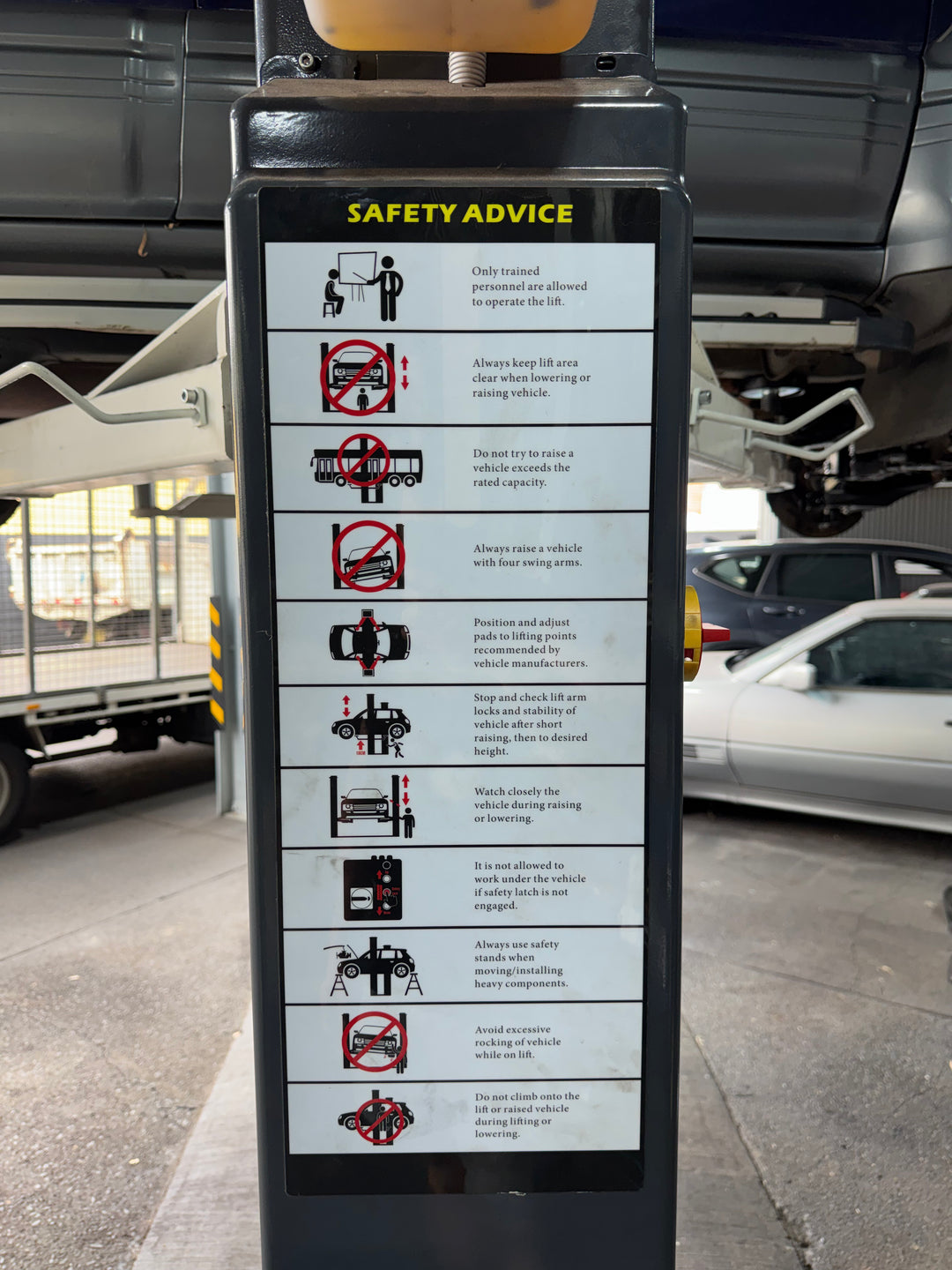TITAN TERRAIN 4.5 TONNE 2-POST CAR HOIST