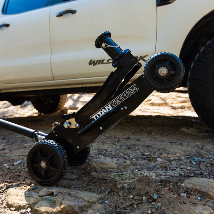 TITAN TERRAIN 2T Travellers Jack Pack Includes 2000KG Jack, Bracket & Cover Bag