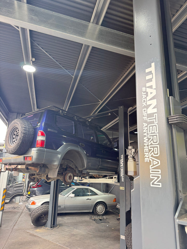 TITAN TERRAIN 4.5 TONNE 2-POST CAR HOIST