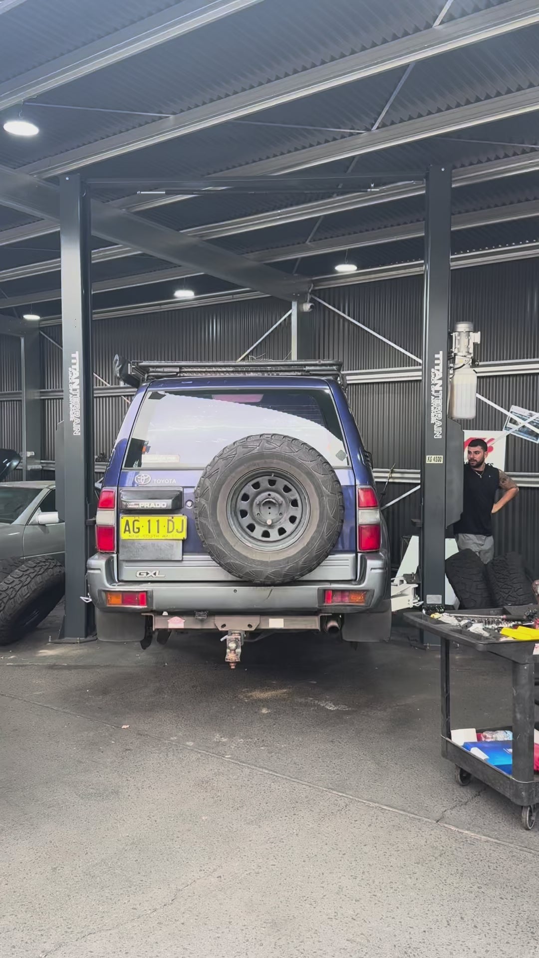 TITAN TERRAIN 4.5 TONNE 2-POST CAR HOIST