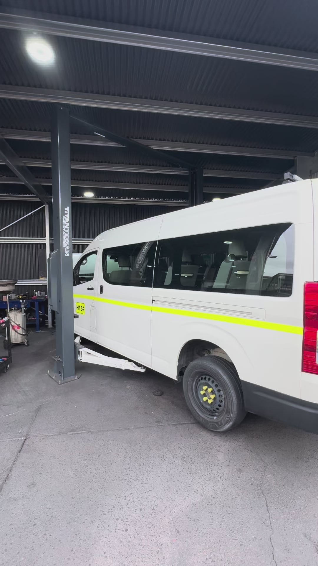 TITAN TERRAIN 4.5 TONNE 2-POST CAR HOIST