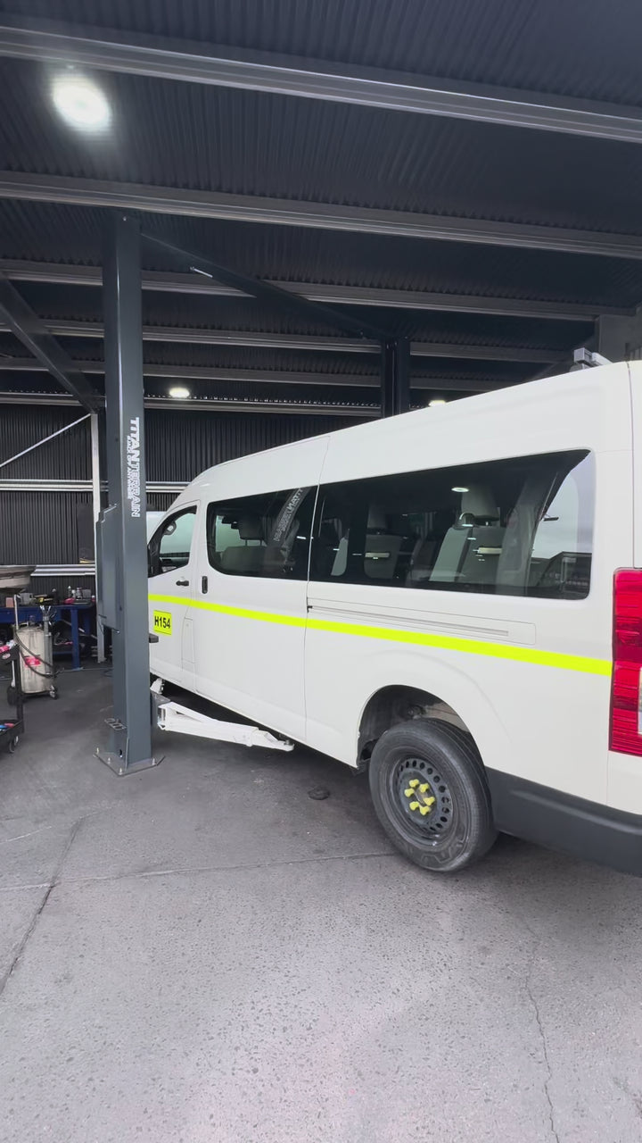 TITAN TERRAIN 4.5 TONNE 2-POST CAR HOIST