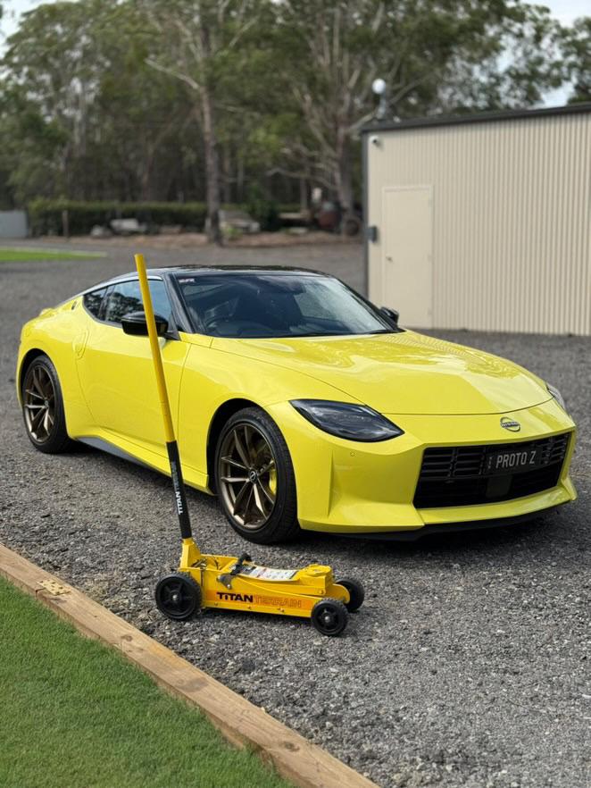 Titan Terrain 3 tonne rugged floor jack in hi-vis yellow